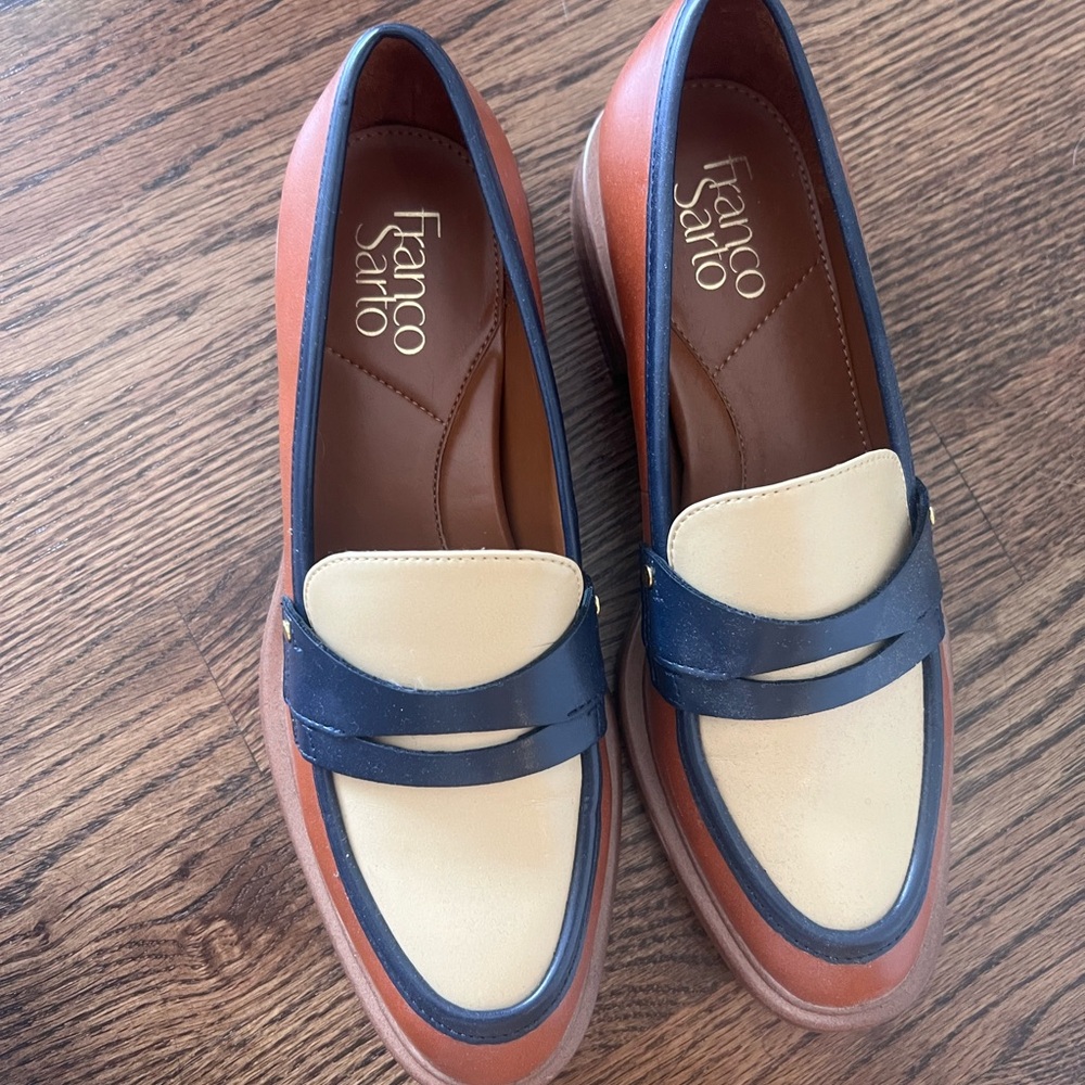Franco Sarto Women's Cream and Navy Flats